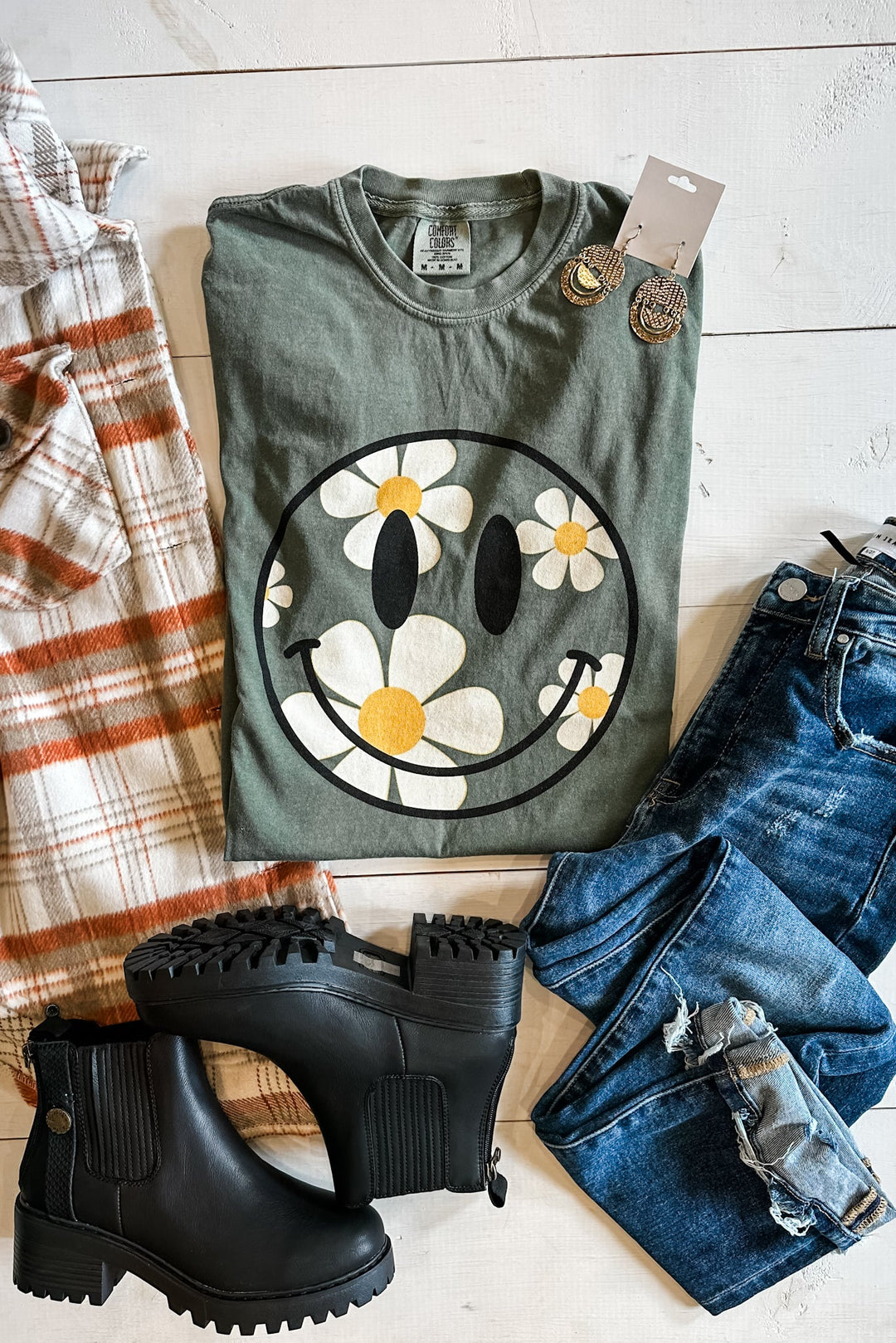 Yellow & White Daisy Happy Face Graphic Tee - Moss